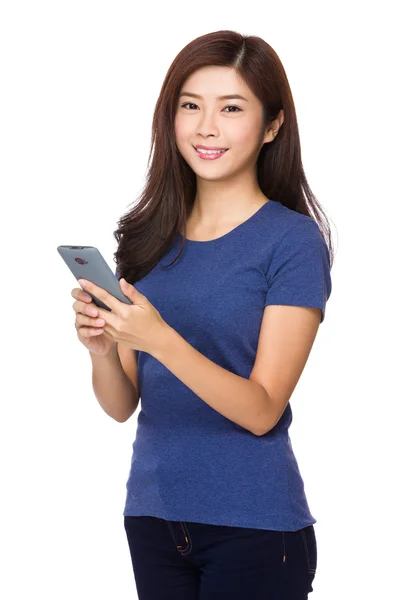 Asiatische junge Frau im blauen T-Shirt — Stockfoto