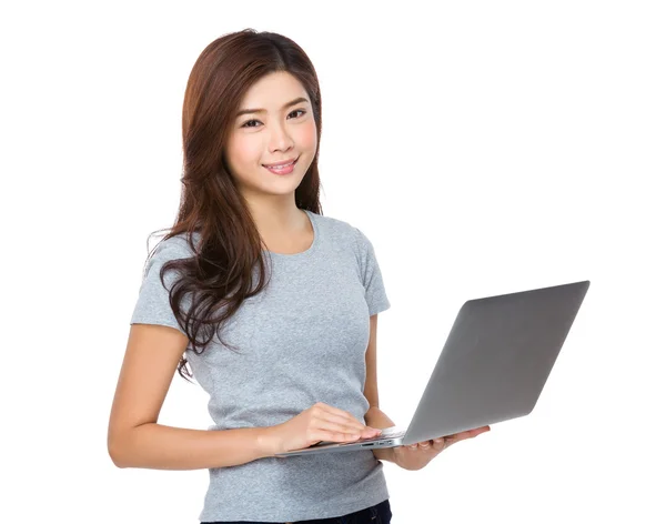 Ung asiatisk kvinna i grå t-shirt — Stockfoto