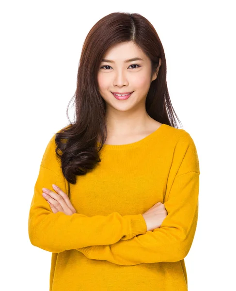 Mladá asijská žena ve žlutém svetru — Stock fotografie