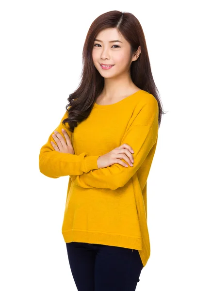 Asiatico giovane donna in giallo maglione — Foto Stock