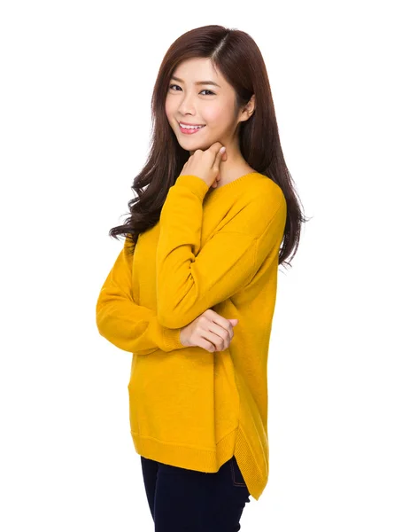 Asiatico giovane donna in giallo maglione — Foto Stock