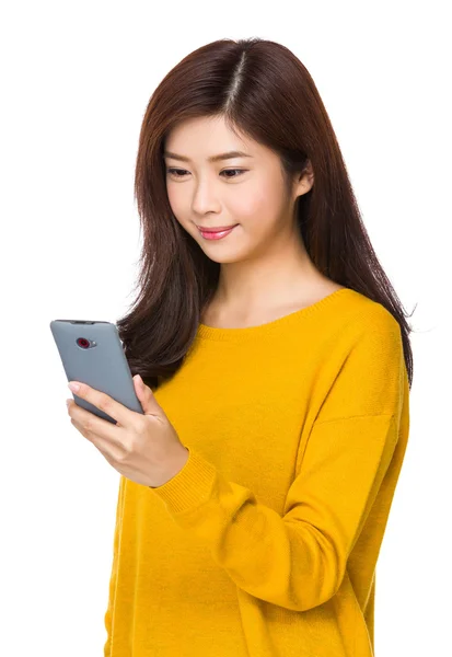 亚洲的年轻女子，穿着黄色的毛衣 — 图库照片