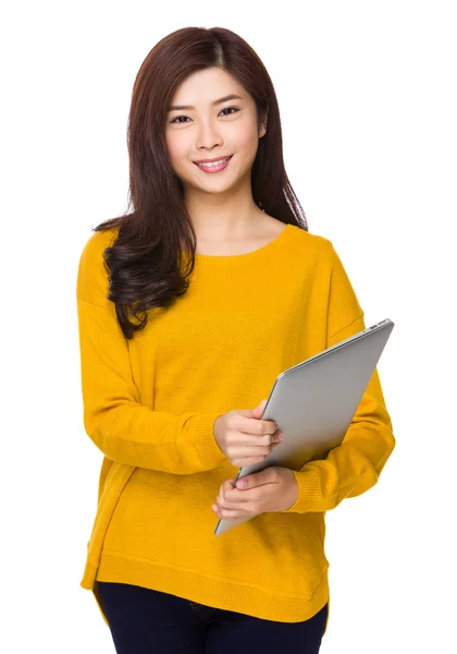 Asiatico giovane donna in giallo maglione — Foto Stock