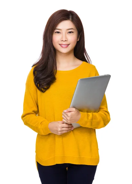 Asiatico giovane donna in giallo maglione — Foto Stock