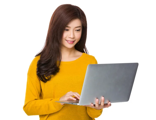 Asiática jovem mulher em suéter amarelo — Fotografia de Stock