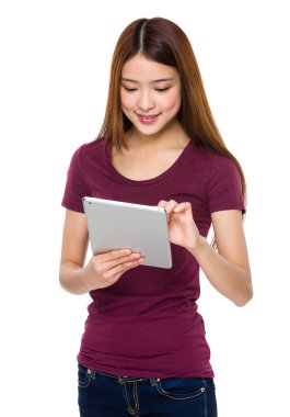 kırmızı t-shirt Asyalı genç kadın