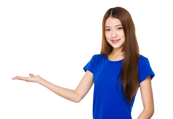 Asiatische junge Frau im blauen T-Shirt — Stockfoto