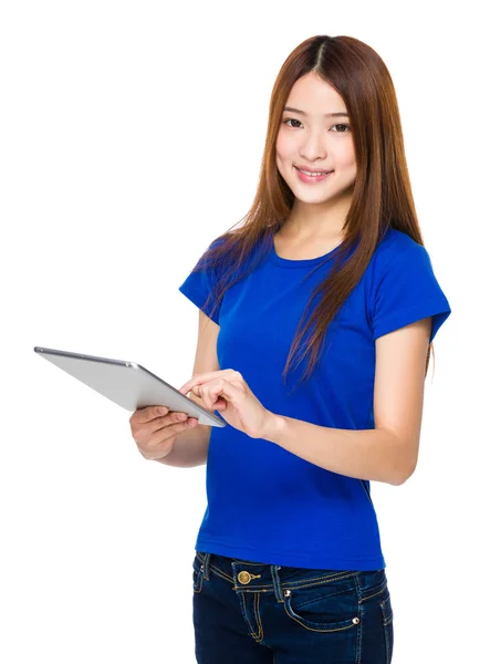 Aziatische jonge vrouw in blauw t-shirt — Stockfoto