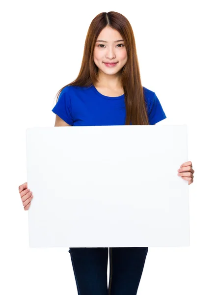 Asiatische junge Frau im blauen T-Shirt — Stockfoto