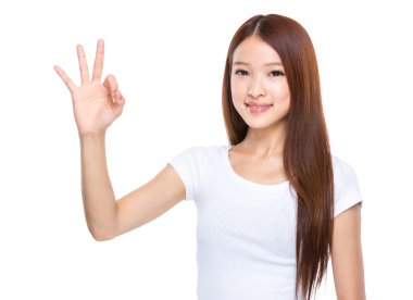 Beyaz t-shirt Asyalı genç kadın