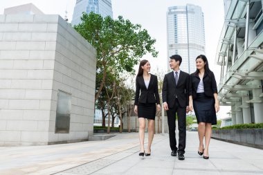 Sokakta yürüyen iş adamları