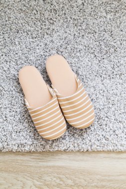 gri halı üzerinde terlik