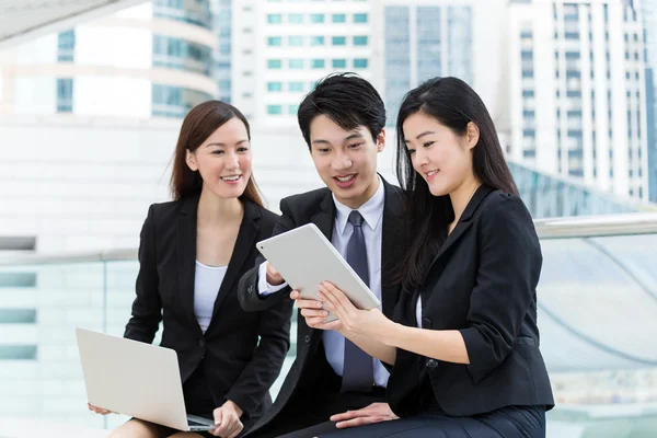 Gente de negocios utilizando el ordenador portátil y tableta — Foto de Stock