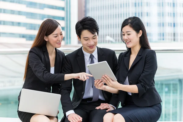 Gente de negocios utilizando el ordenador portátil y tableta — Foto de Stock