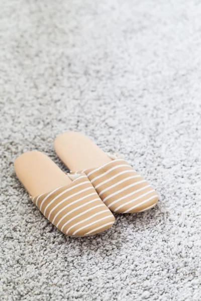 Zapatillas en alfombra gris — Foto de Stock