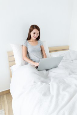 Asyalı genç kadın yatakta