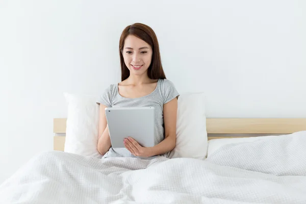 아시아 젊은 여자는 침대에 — 스톡 사진