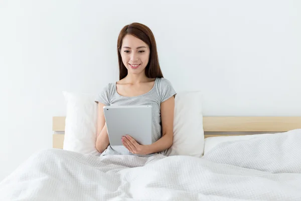 Asiática joven mujer en la cama —  Fotos de Stock