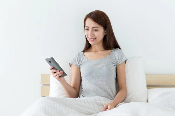 Asiática joven mujer en la cama — Foto de Stock