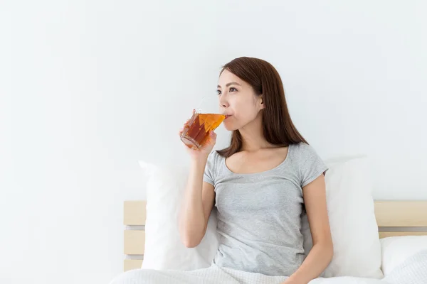 Aziatische jonge vrouw op het bed — Stockfoto