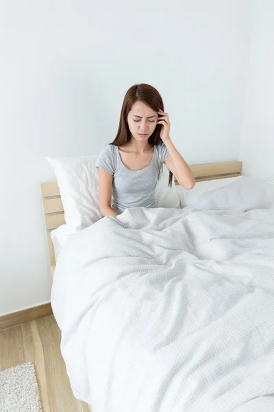 Aziatische jonge vrouw op het bed — Stockfoto