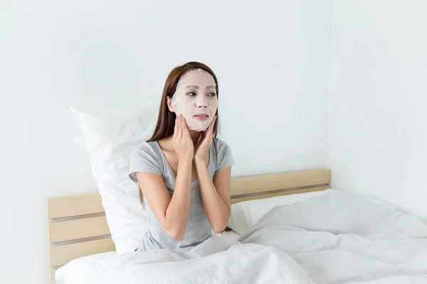 Asiática joven mujer en la cama — Foto de Stock