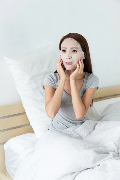 Asiatische junge Frau auf dem Bett — Stockfoto
