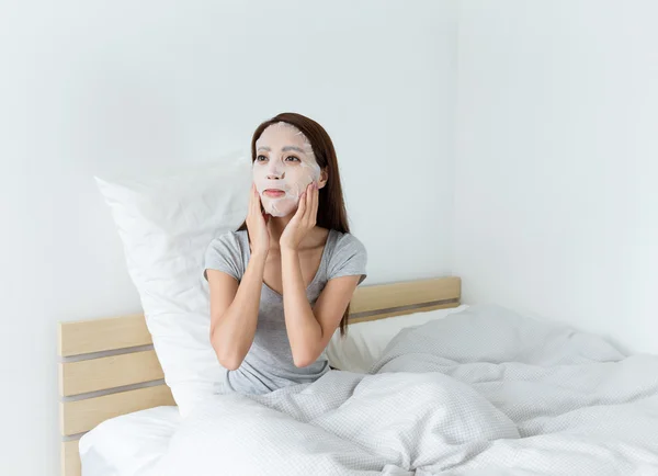 Asiatische junge Frau auf dem Bett — Stockfoto