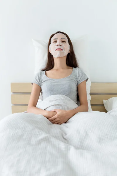 Aziatische jonge vrouw op het bed — Stockfoto