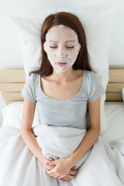 Aziatische jonge vrouw op het bed — Stockfoto