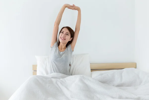 Азиатская девушка на кровати — стоковое фото