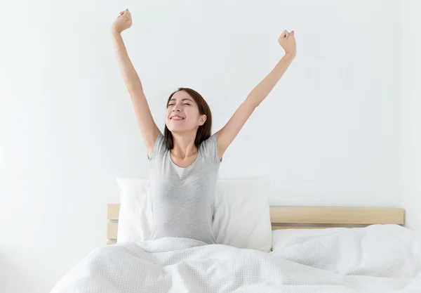 Asiatische junge Frau auf dem Bett — Stockfoto