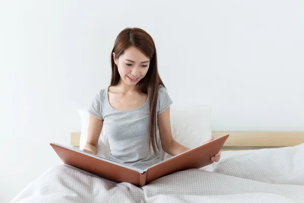 Aziatische jonge vrouw op het bed — Stockfoto