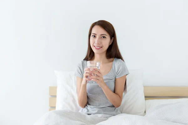 Asiática jovem mulher na cama — Fotografia de Stock