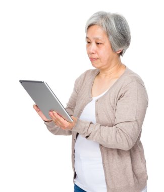 Asyalı yaşlı kadın bej hırka