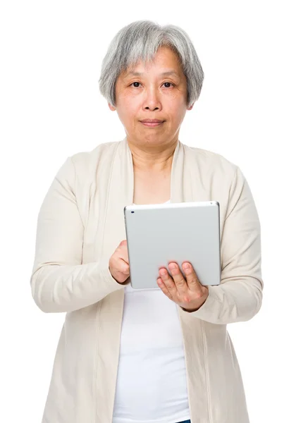 Азиатская старуха в бежевом кардигане — стоковое фото