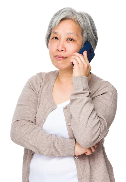 Azjatycki staruszka w beżowy sweter — Zdjęcie stockowe