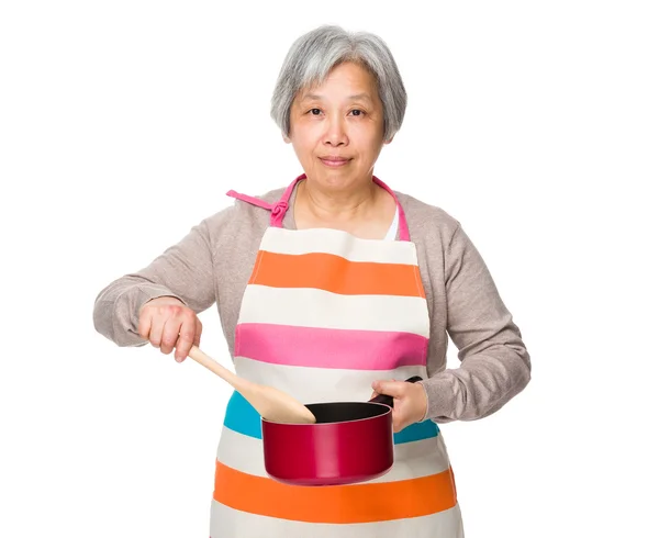 Aziatische oude huisvrouw in schort — Stockfoto