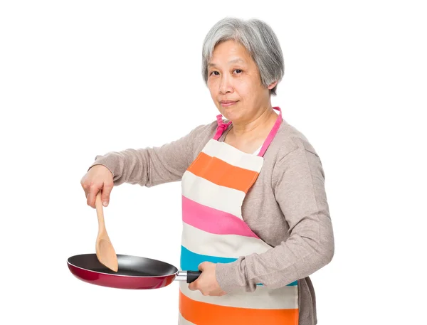 Asyalı yaşlı ev kadını önlük — Stok fotoğraf