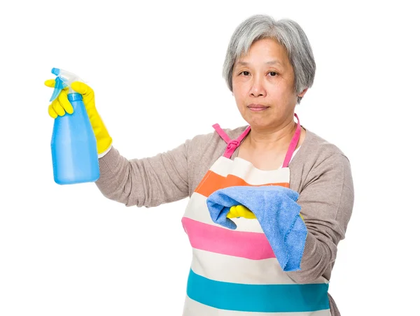Aziatische oude huisvrouw in schort — Stockfoto
