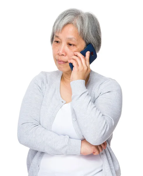 Aziatische oude vrouw in grijze vest — Stockfoto