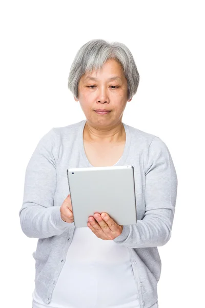 Aziatische oude vrouw in grijze vest — Stockfoto