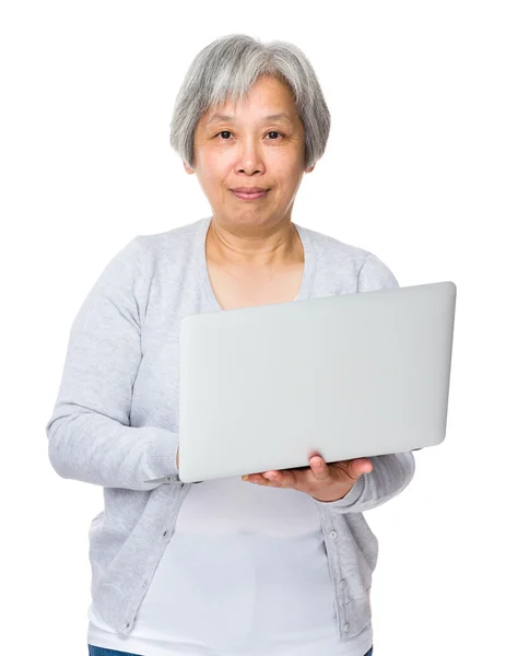 Aziatische oude vrouw in grijze vest — Stockfoto