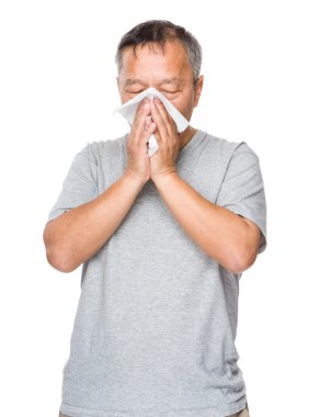 Asyalı yaşlı adam gri t-shirt