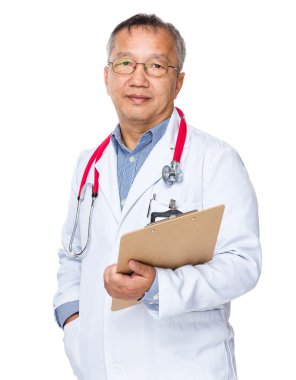 Asyalı yaşlı doktor stetoskop ile