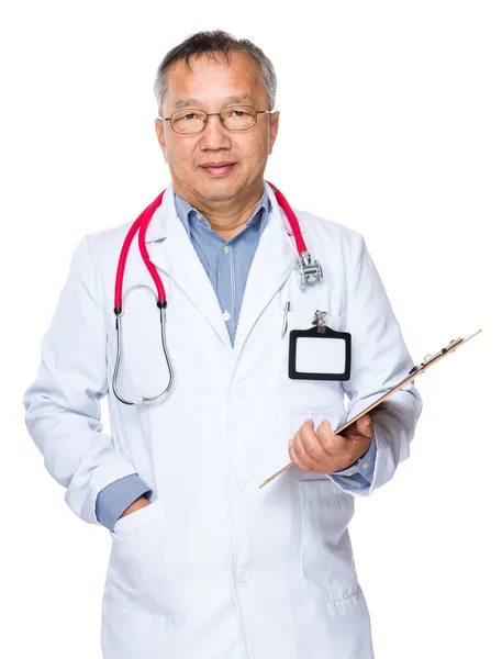 聴診器でアジアの老医師 — ストック写真