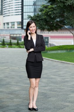 Asya iş kadını konuş cep telefonu için