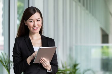 Dijital tablet kullanan iş kadını