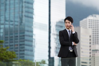 zakenman praat met cellphone