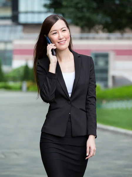 Азиатская деловая женщина разговаривает с мобильным телефоном — стоковое фото
